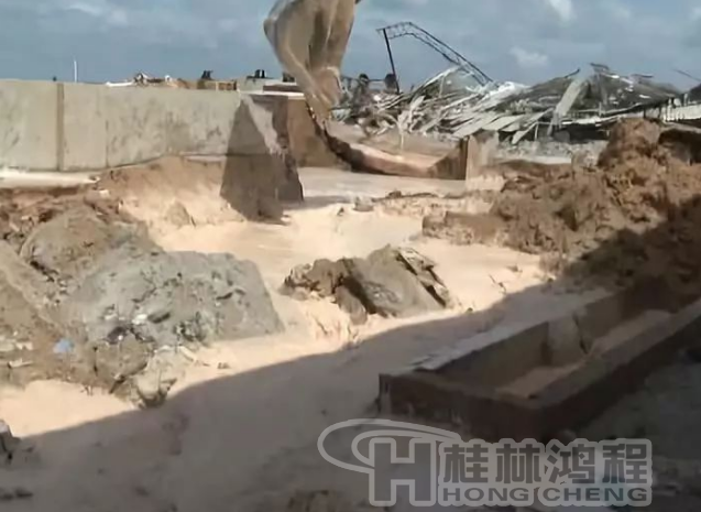 廉江政府鐵腕整治拆除一高嶺土廠，連設備都砸碎！