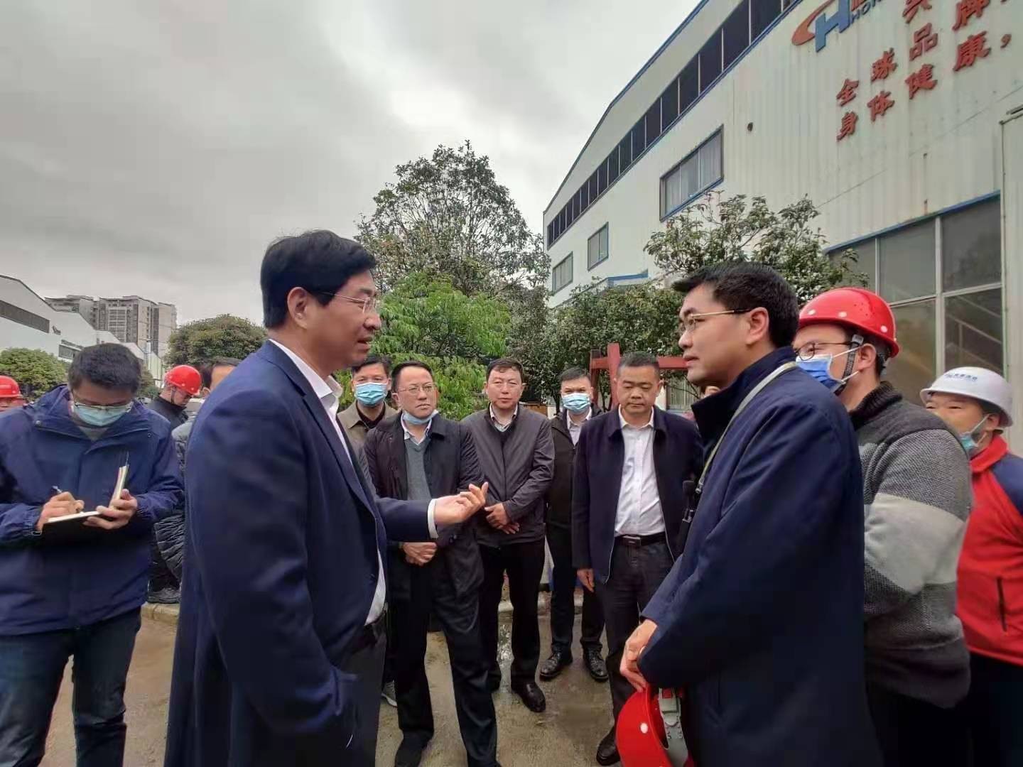 桂林市委書記周家斌書記，鐘洪常務副市長等市委市政府，區委區政府領導一行開年第一站來到廣西桂林鴻程機械廠指導慰問